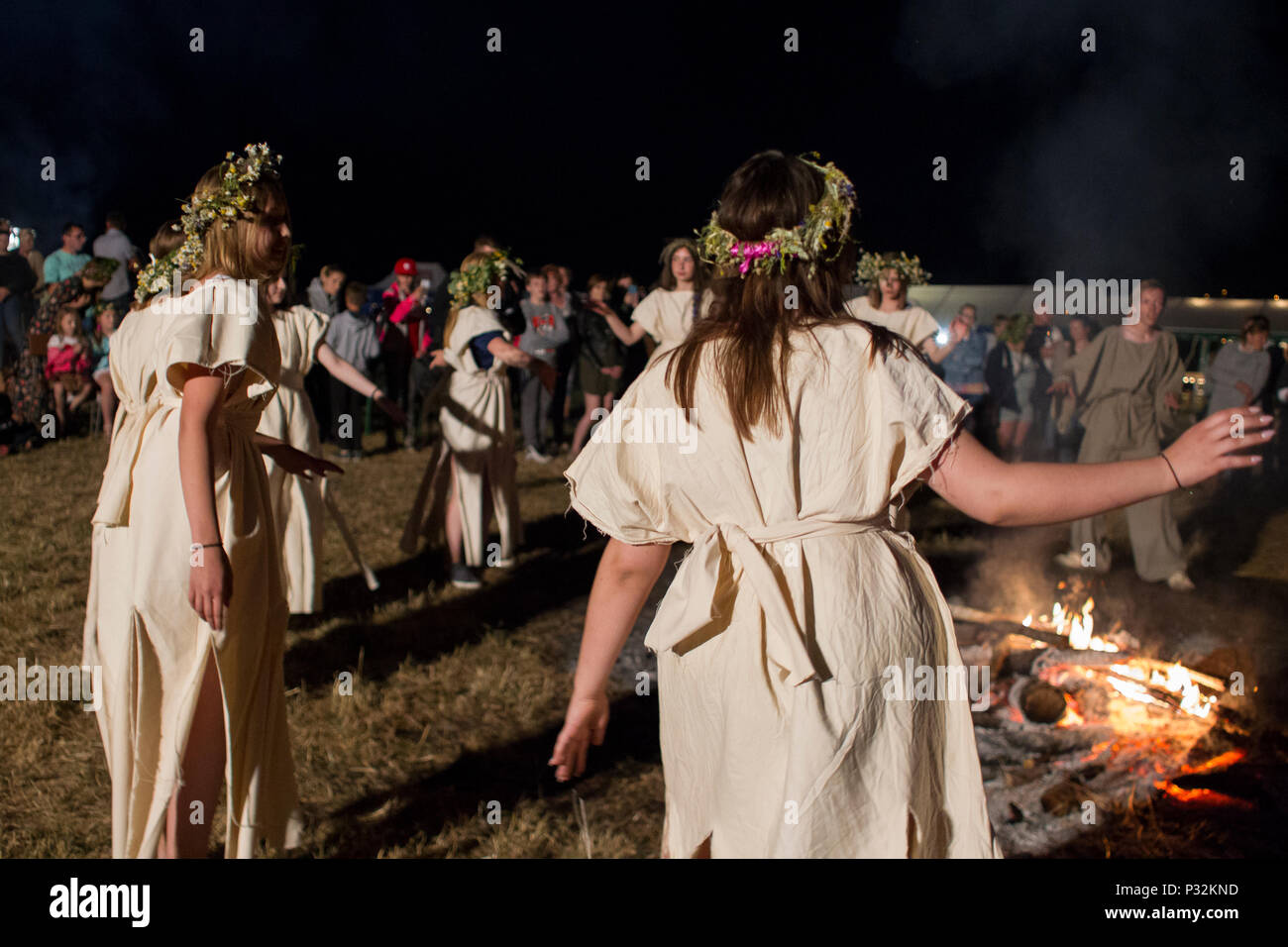 Pakszyn, Polonia. Il 16 giugno 2018. Kupala Night - una vacanza slava associato con il solstizio d'estate del Sole, celebrata durante la notte più corta dell'anno. Festa del fuoco, acqua, sole e luna, la fertilità, la fertilità, di gioia e di amore, comunemente celebrata in zone abitate da popoli slavi, ma anche in un modo simile in zone abitate da parte del Baltico, Germanici e popoli celtici. Credito: Slawomir Kowalewski/Alamy Live News Foto Stock
