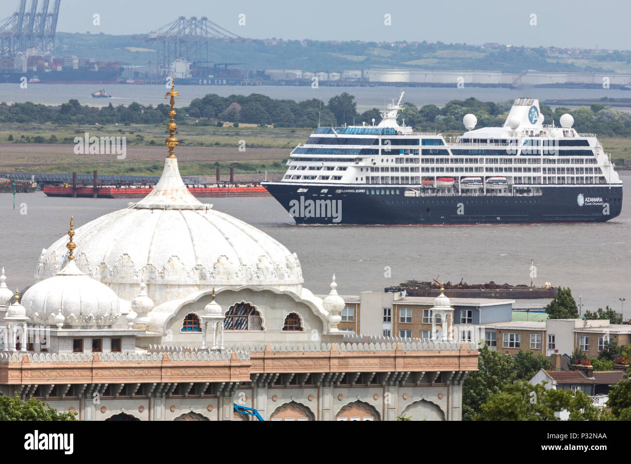 Gravesend, Kent, Regno Unito. 16 Giugno, 2018. Azamara viaggio passando per Gravesend nel Kent en route a Greenwich. Club Azamara Cruises 690-passeggeri crociera, Azamara viaggio, arrivato a Londra per completare la sua prima crociera intorno al mondo. Il viaggio iniziato a Sydney il 7 marzo e un totale di 53 ospiti navigato il mondo intero viaggio, con migliaia di altri per la giunzione dei segmenti di viaggio. Rob Powell/Alamy Live News Foto Stock