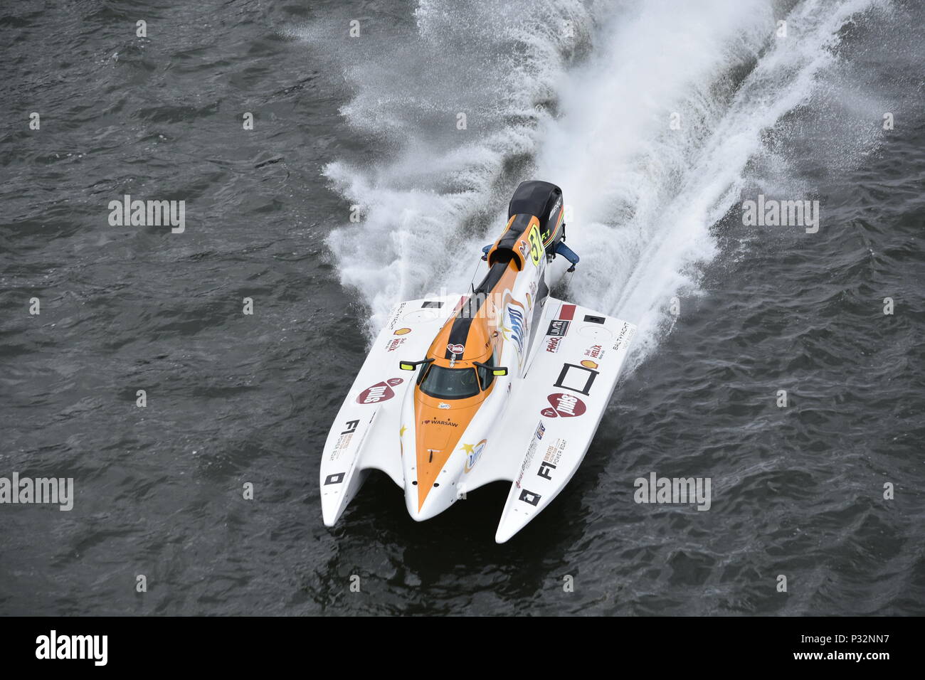 Londra, Royal Victoria Dock. Il 16 giugno 2018. Formula 1 corse powerboat ha a Londra. L'unità di comando UIM F1H2O World Championship torna a Londra per la prima volta dal 1985. Bartek Marszalek (PL, No.51, Emirates Racing Team) #F1H2O @F1H2O #Powerboat #UIMF1H2O #F1H2OLondon photo©Marcin Libera Credito: Marcin Libera/Alamy Live News Foto Stock