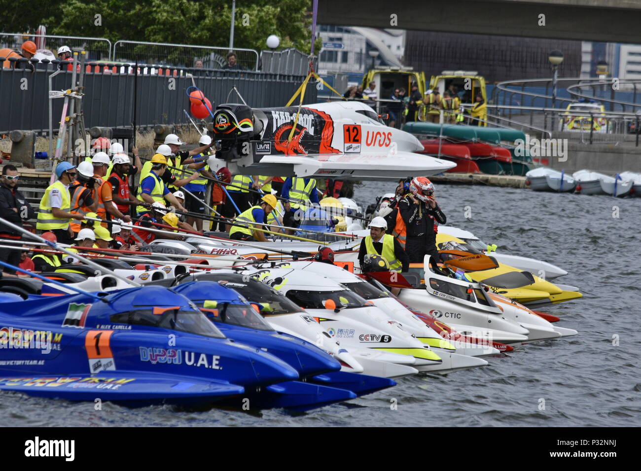 Londra, Royal Victoria Dock. Il 16 giugno 2018. Formula 1 corse powerboat ha a Londra. L'unità di comando UIM F1H2O World Championship torna a Londra per la prima volta dal 1985. Bartek Marszalek (PL, No.51, Emirates Racing Team) #F1H2O @F1H2O #Powerboat #UIMF1H2O #F1H2OLondon photo©Marcin Libera Credito: Marcin Libera/Alamy Live News Foto Stock