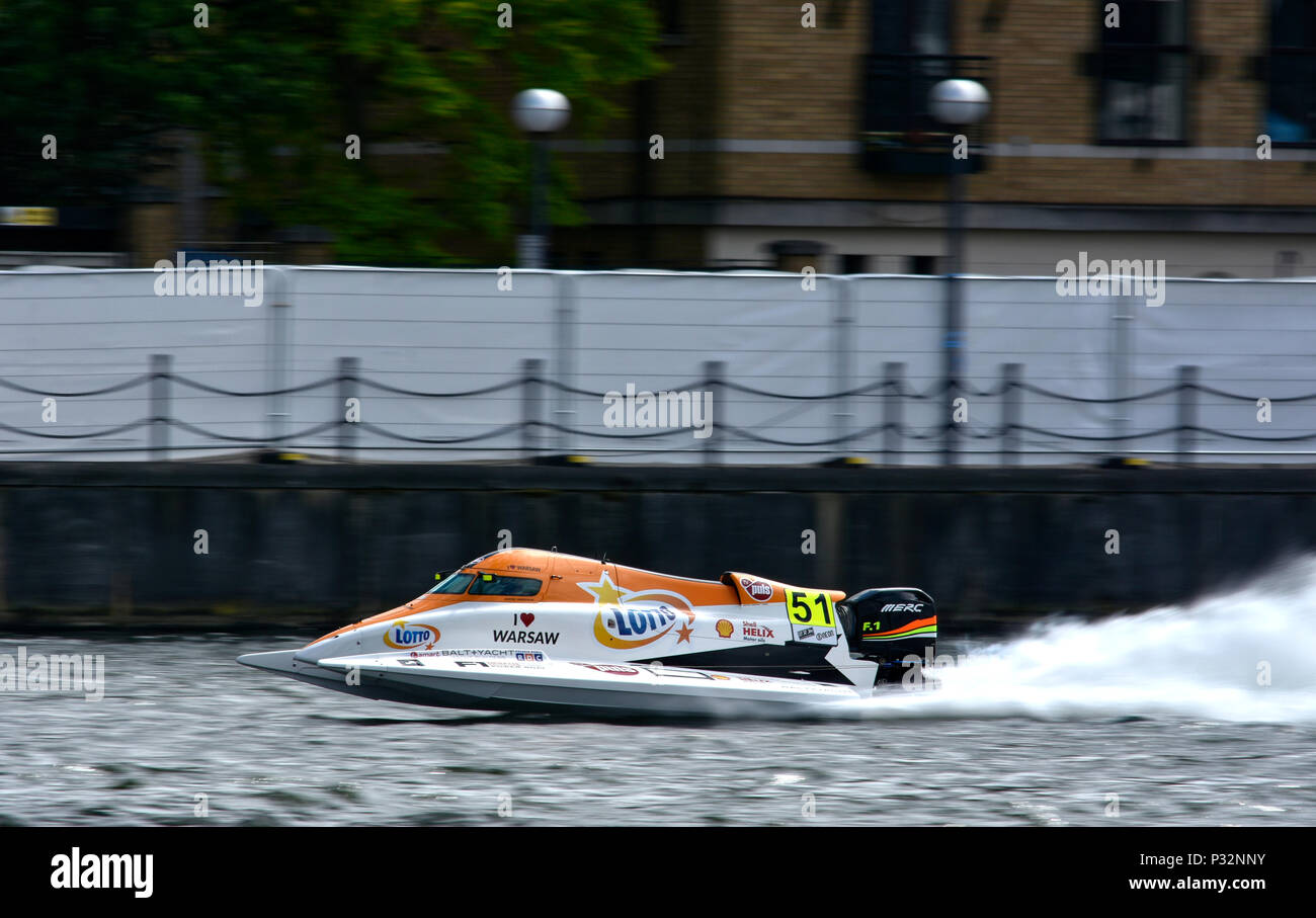 Londra, Royal Victoria Dock. Il 16 giugno 2018. Formula 1 corse powerboat ha a Londra. L'unità di comando UIM F1H2O World Championship torna a Londra per la prima volta dal 1985. Bartek Marszalek (PL, No.51, Emirates Racing Team) #F1H2O @F1H2O #Powerboat #UIMF1H2O #F1H2OLondon photo©Marcin Libera Credito: Marcin Libera/Alamy Live News Foto Stock