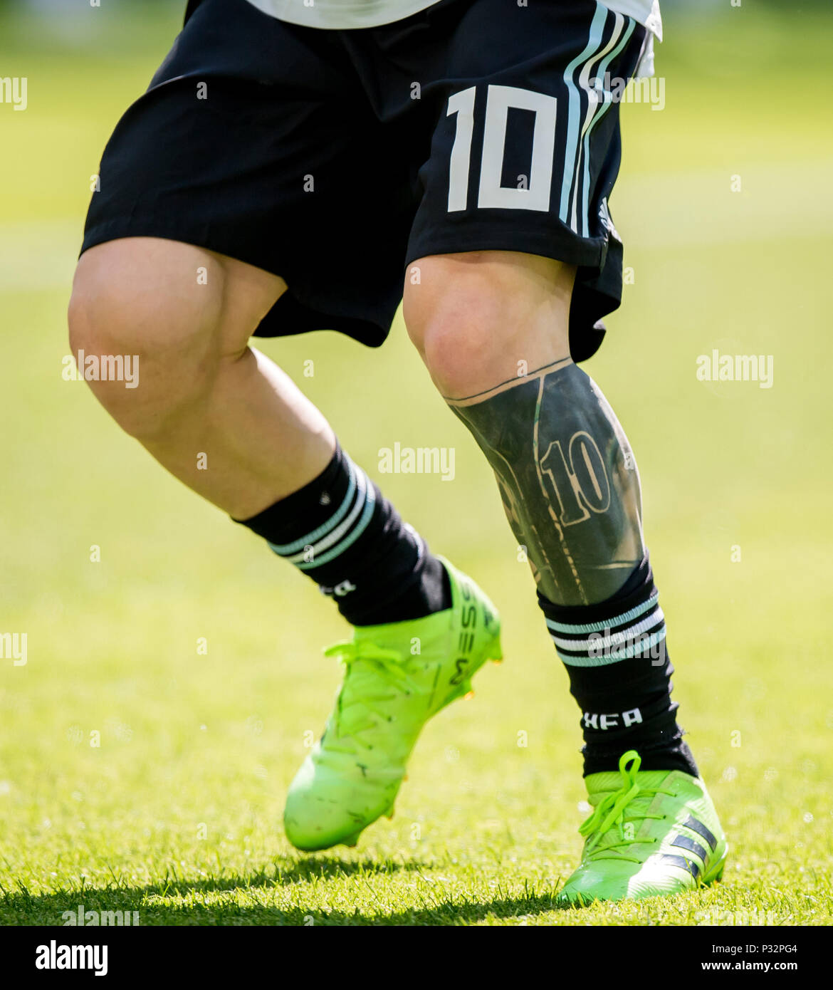 Mosca, Russland. 16 Giugno, 2018. Lionel Messi (Argentina) con tatuaggio sulla gamba GES/calcio/World Championship 2018 Russia: Argentina - Islanda, 16.06.2018 GES/Soccer/calcio/World Cup 2018 Russia: Argentina vs. Islanda, città, 16 Giugno 2018 | Utilizzo di credito in tutto il mondo: dpa/Alamy Live News Foto Stock