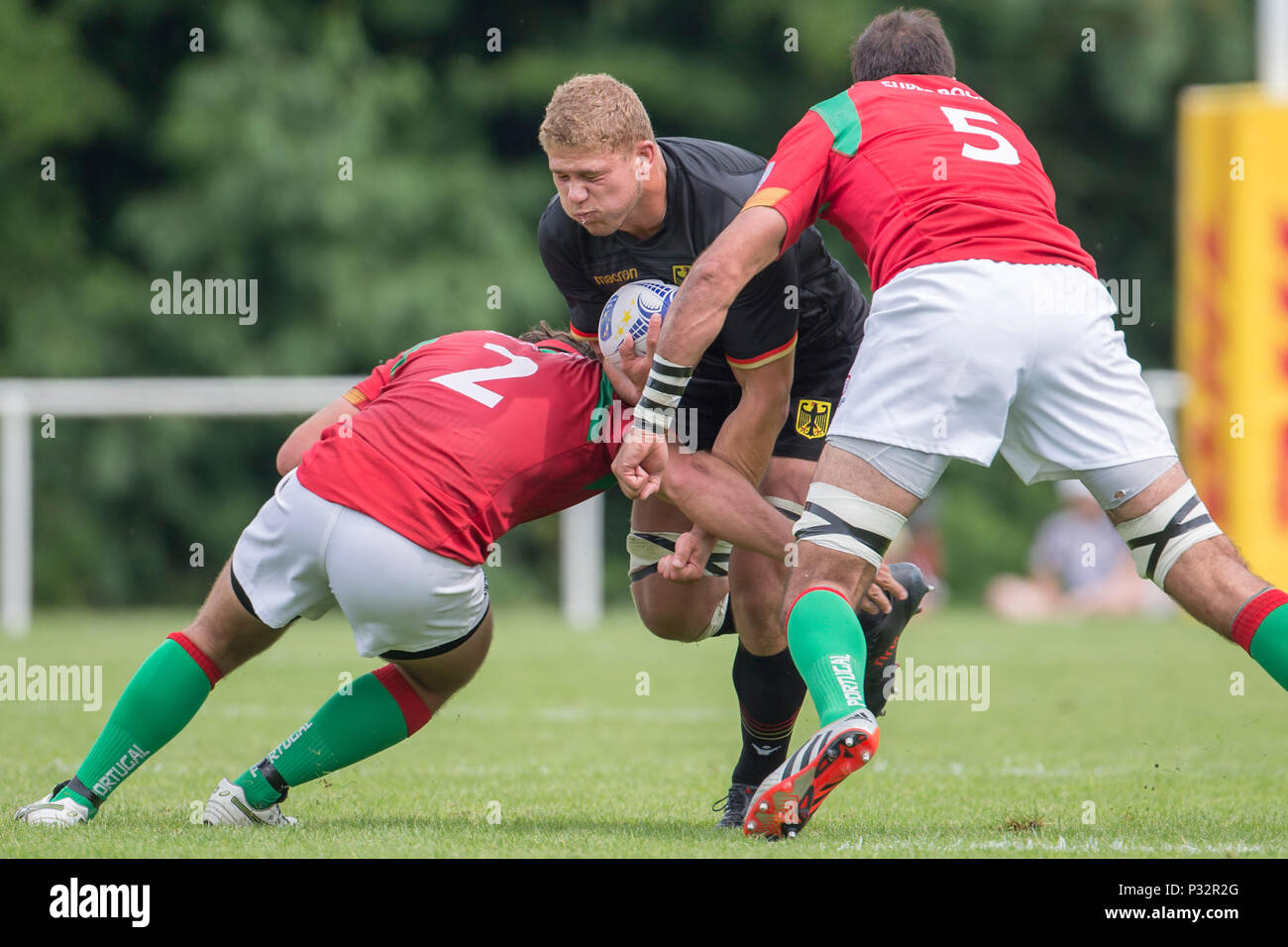 16 giugno 2018, Germania Heidelberg: match di qualificazione per il 2019 Coppa del Mondo di Rugby in Giappone, Germania vs Portogallo: Eric Marchi (Germania, 4) in un duello con Duarte Diniz (Portogallo, 2) e Goncalo uva (Portogallo, 5). · Nessun filo servizio · Foto: Jürgen Keßler/dpa Foto Stock