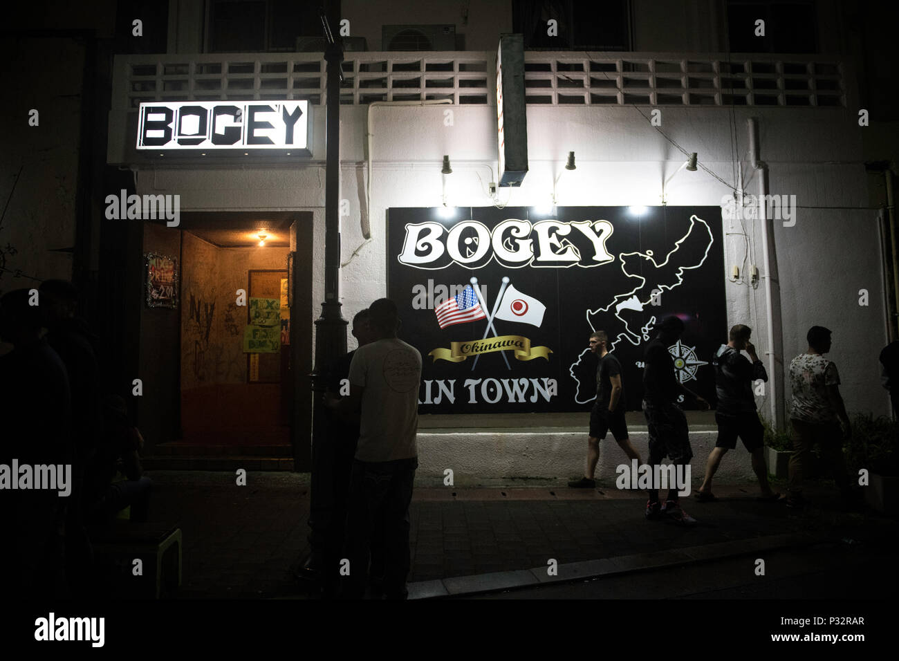 GINOZA, Giappone - 15 giugno : Militari USA sono stati visti camminare davanti a un bar vicino la U.S. Marine Corps' Camp Hansen durante il fuori servizio su una notte di Venerdì, 15 giugno 2018 in Ginoza Prefettura di Okinawa in Giappone. (Foto: Richard Atrero de Guzman /Aflo ) Foto Stock
