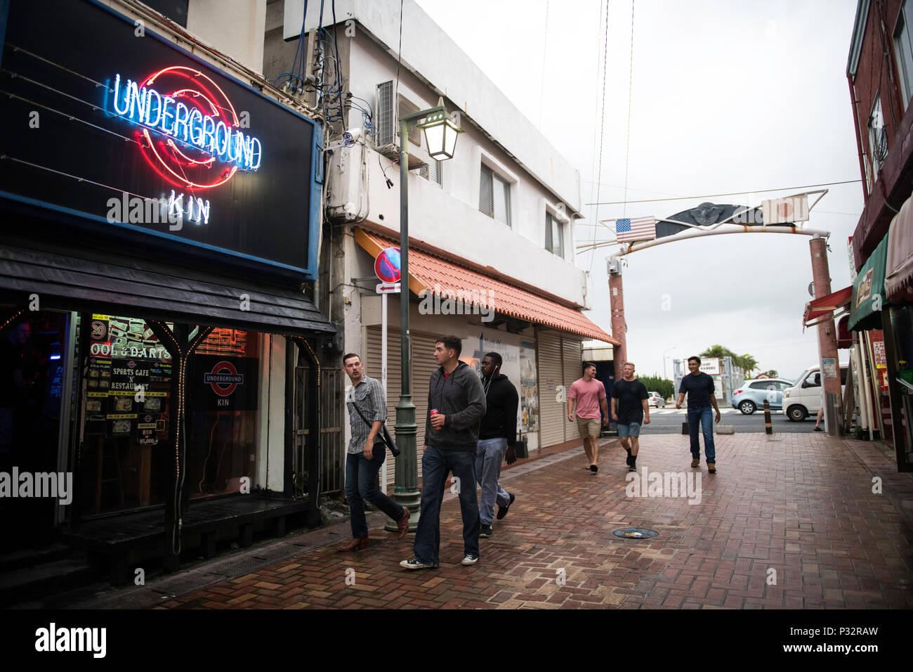 GINOZA, Giappone - 15 giugno : Militari USA sono stati visti camminare davanti a un bar vicino la U.S. Marine Corps' Camp Hansen durante il fuori servizio il Venerdì, 15 giugno 2018 in Ginoza Prefettura di Okinawa in Giappone. (Foto: Richard Atrero de Guzman /Aflo ) Foto Stock