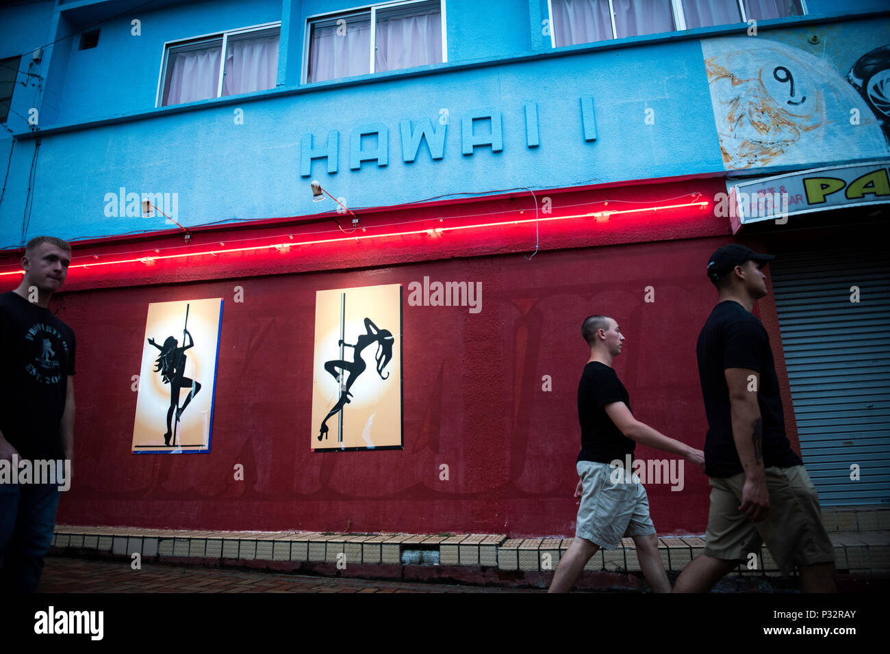 GINOZA, Giappone - 15 giugno : Militari USA sono stati visti camminare davanti a un bar vicino la U.S. Marine Corps' Camp Hansen durante il fuori servizio il Venerdì, 15 giugno 2018 in Ginoza Prefettura di Okinawa in Giappone. (Foto: Richard Atrero de Guzman /Aflo ) Foto Stock