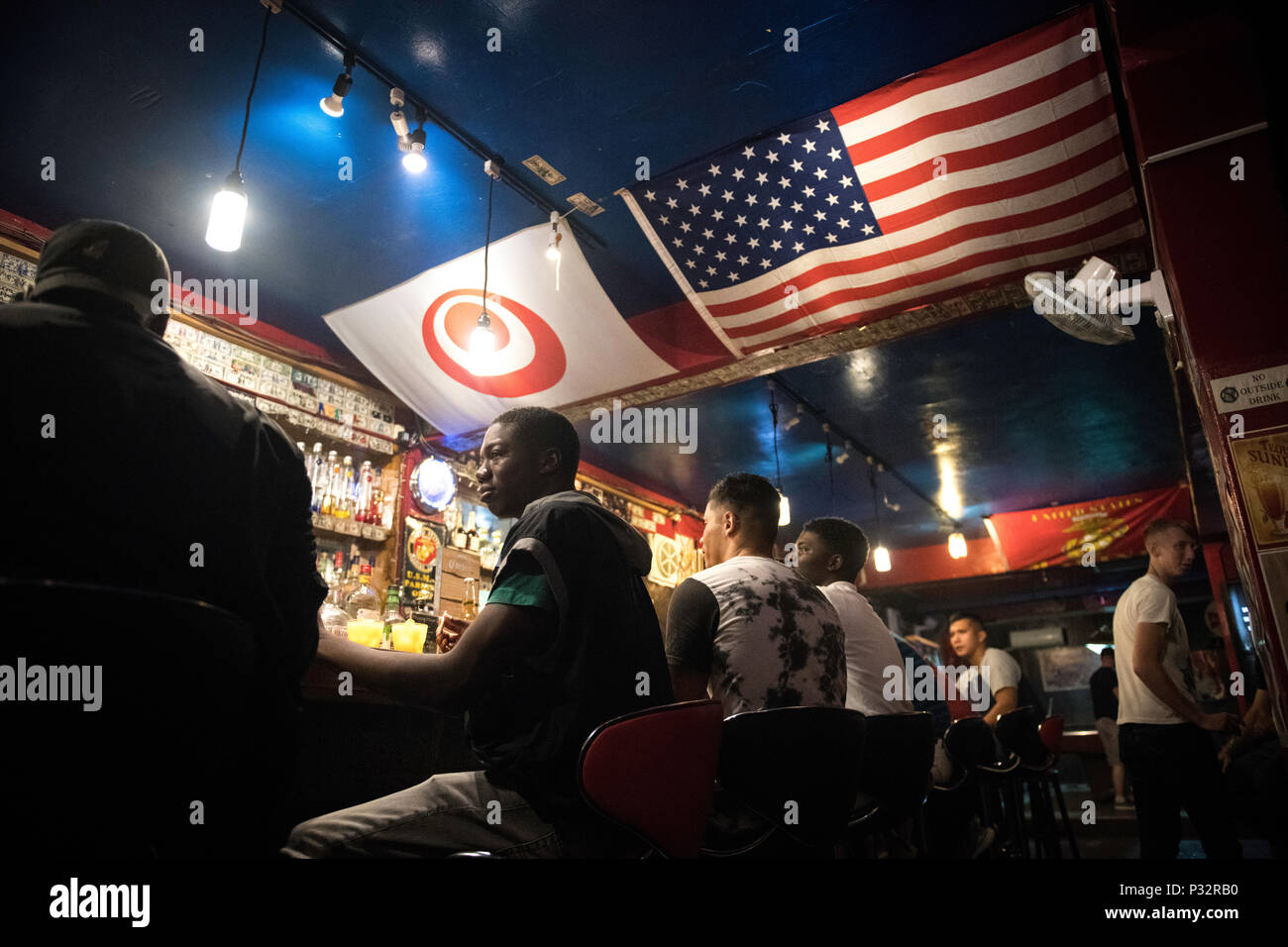 GINOZA, Giappone - 15 giugno : Militari USA drink in un bar vicino la U.S. Marine Corps' Camp Hansen durante il fuori servizio su una notte di Venerdì, 15 giugno 2018 in Ginoza Prefettura di Okinawa in Giappone. (Foto: Richard Atrero de Guzman /Aflo ) Foto Stock