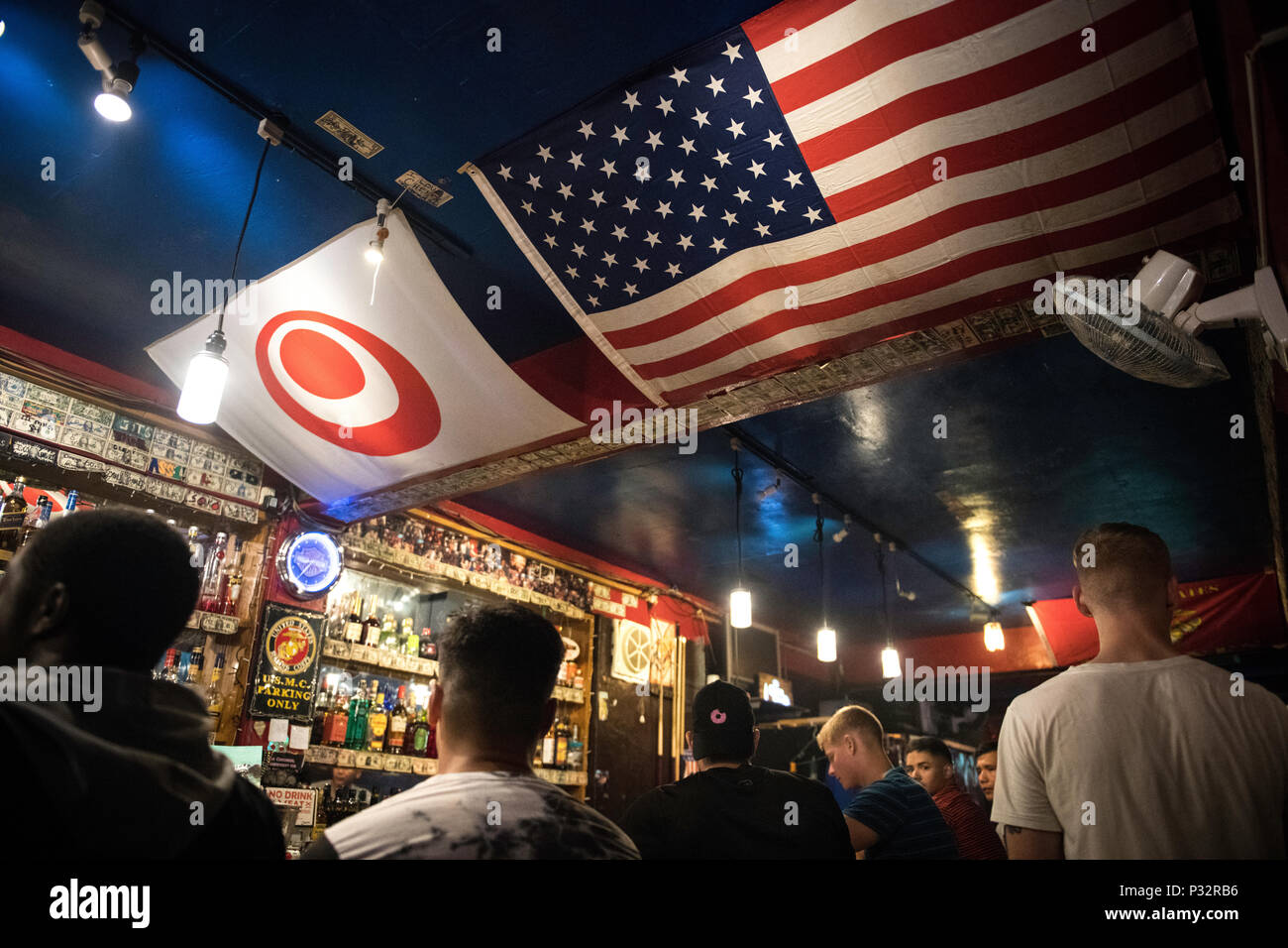 GINOZA, Giappone - 15 giugno : Militari USA drink in un bar vicino la U.S. Marine Corps' Camp Hansen durante il fuori servizio su una notte di Venerdì, 15 giugno 2018 in Ginoza Prefettura di Okinawa in Giappone. (Foto: Richard Atrero de Guzman /Aflo ) Foto Stock