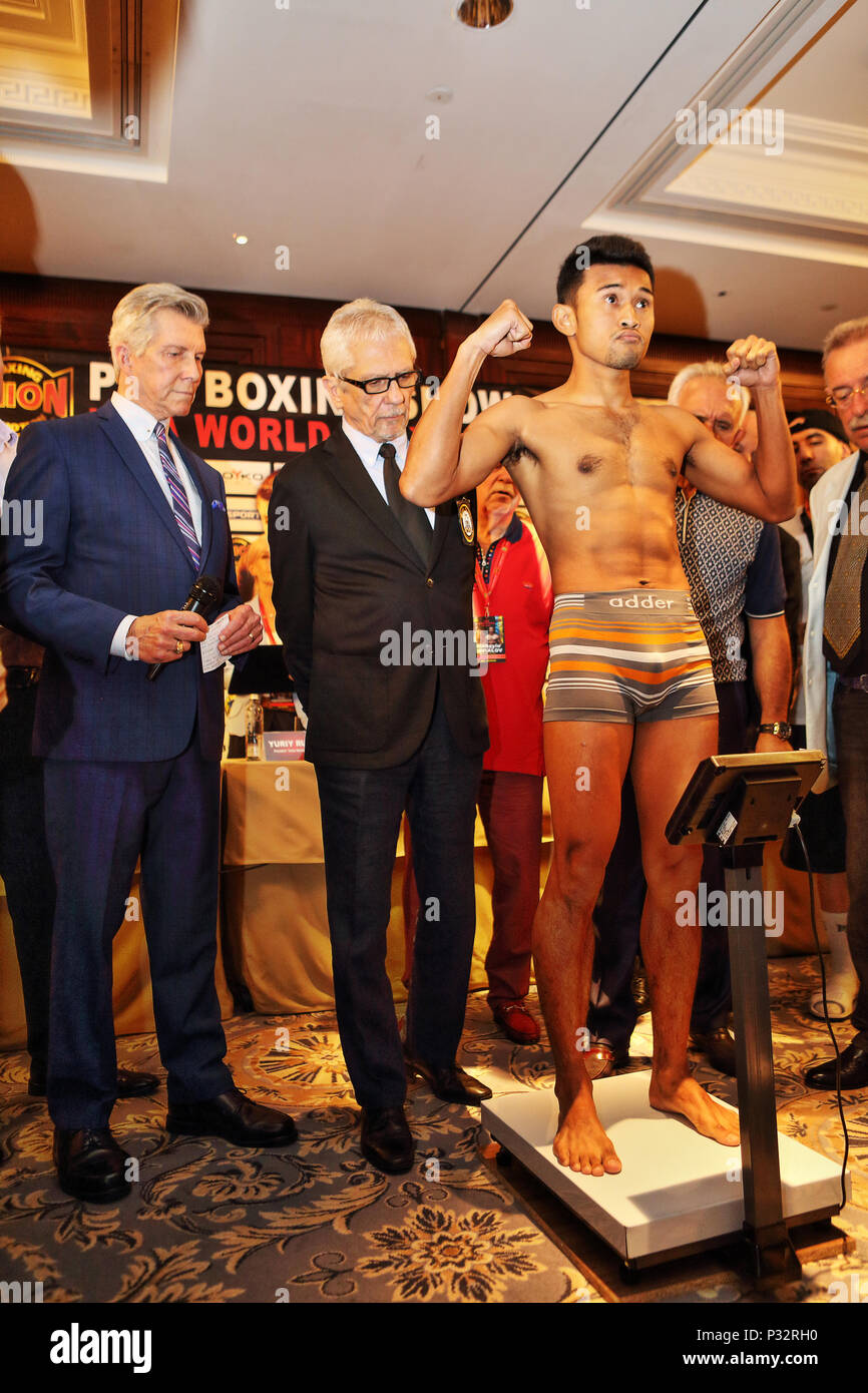 La WBA Pesi Mosca contender Sirichai Thaiyen sulle scale durante la gazzetta pesa a Kiev InterContinental Hotel, accanto a lui soggiorno anello leggendario annunciatore Michael buffer e la WBA Campionato testa Comitato George Martinez. Questa sarà la prima difesa del titolo di campione, Ucraina in base armeno Artem Dalakian, che ha vinto il peso mosca campionato contro Brian Viloria nel febbraio 2018 in LA. Foto Stock