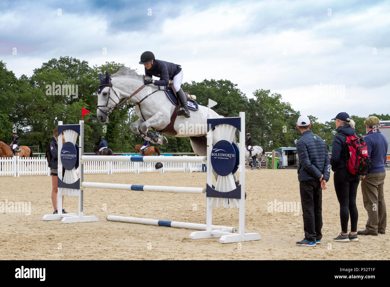 Cheshire. Il 17 giugno 2018. Il scudiero Bolesworth International Horse Show avviene in splendidi giardini del castello Bolesworth nel Cheshire. Il fantastico quattro-star show-jumping e tre-stella dressage spettacolare avviene negli splendidi giardini del castello Bolesworth vicino Tattenhall, Cheshire dal 13 giugno al 17 giugno, 2018. Credito: Cernan Elias/Alamy Live News Foto Stock