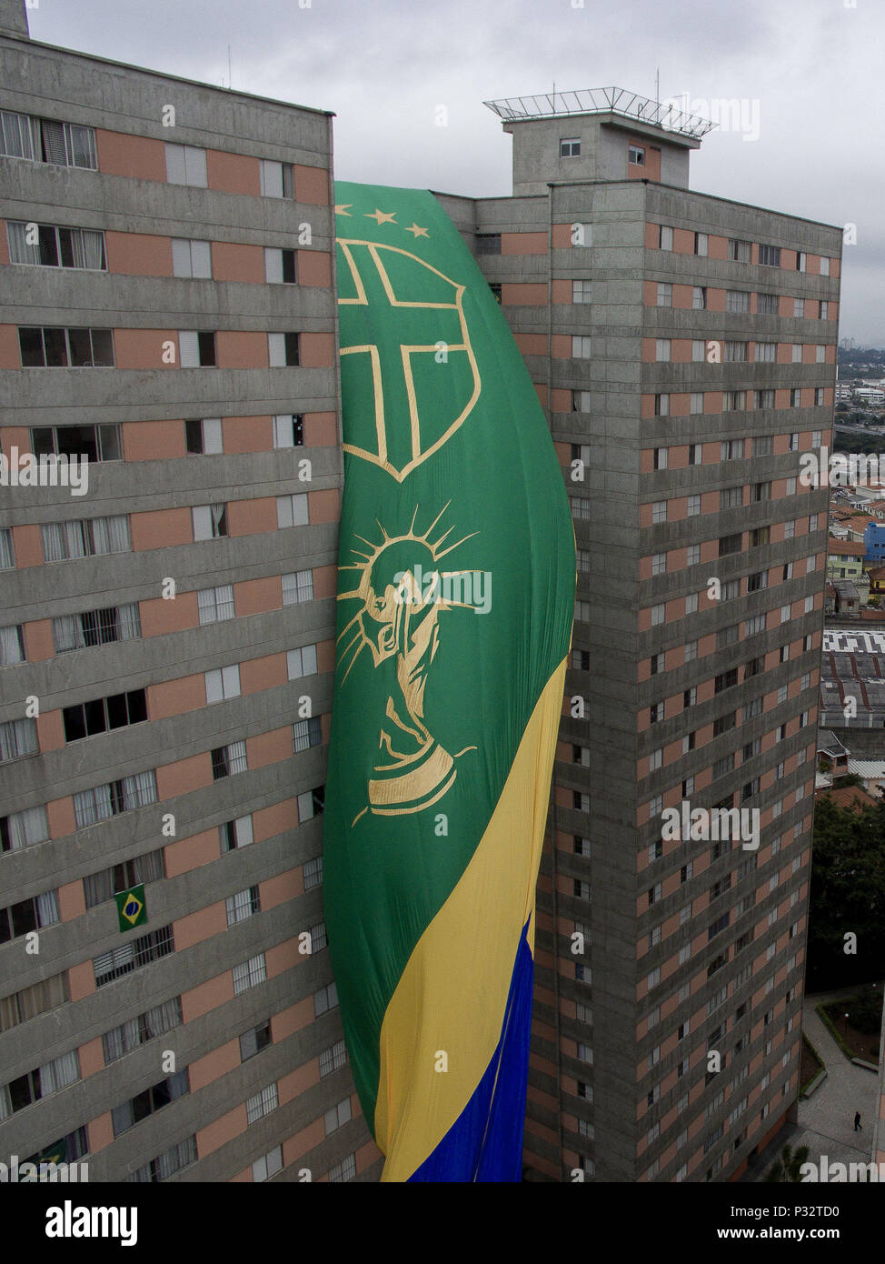 Sao Paulo, Brasile. 17 Giugno, 2018. In questa domenica, il brasiliano del team 2018 World Cup debutto, un enorme bandiera è stata issata 63 metri di altezza e 17 metri di larghezza, nel quartiere della Freguesia do O (a nord della capitale). La bandiera, equivalente a 21 piani di un edificio che è stato posto tra due 23 piani di torri del Parque dos Passaros condominio alle 9 di mattina. Credito: Dario Oliveira/ZUMA filo/Alamy Live News Foto Stock