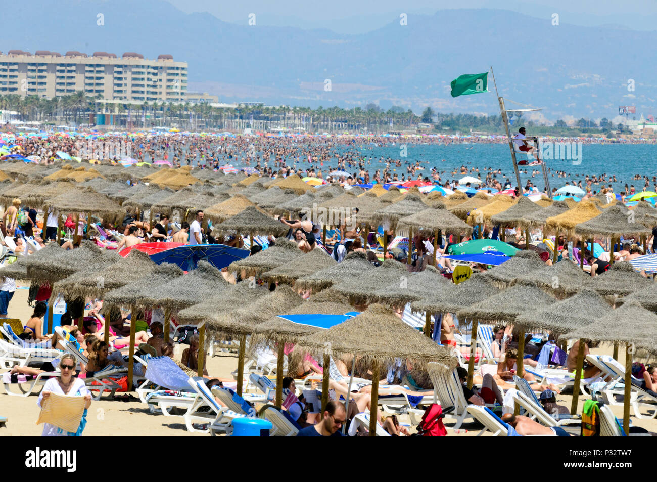 Migliaia di persone invadono le spiagge di Valencia nell'ultimo weekend di primavera Foto Stock