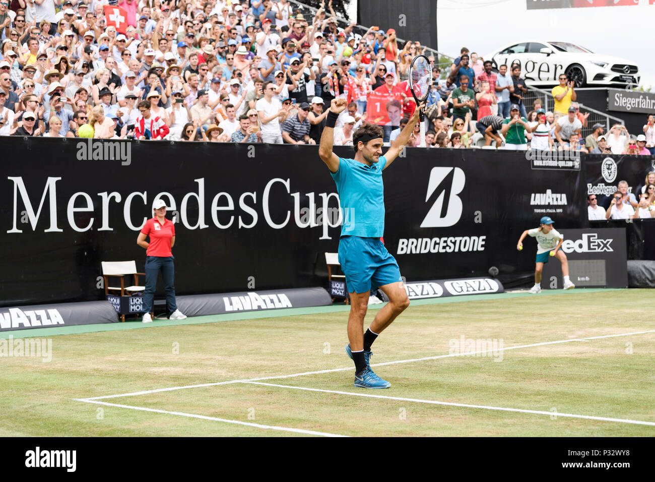 Stuttgart, Germania. 17 Giugno, 2018. ATP Mercedes Cup finali: Singoli  Final: Vincitore Roger Federer (SUI) celebra la sua vittoria su Milos Raonic  (Can) come egli vince la finale in 2 set Credit: