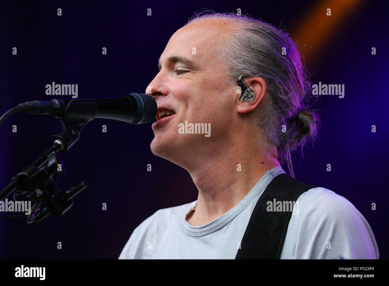 Norvegia, Oslo - Giugno 17, 2018. La Scottish rock band Travis esegue un concerto dal vivo durante il norvegese music festival Piknik mi Parken 2018 a Oslo. Qui il cantante Fran Healy è visto dal vivo sul palco. (Photo credit: Gonzales foto - Stian S. Moller). Foto Stock