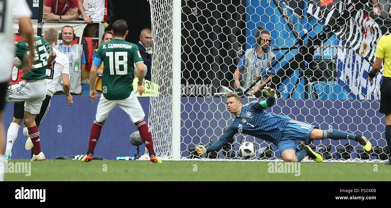 Mosca, Russia. 17 Giugno, 2018. firo: 17.06.2018, Mosca, Calcio, Germania - Mexico, Messico obiettivo a 0: 1 da LOZANO versus NUOVO | Utilizzo di credito in tutto il mondo: dpa/Alamy Live News Foto Stock