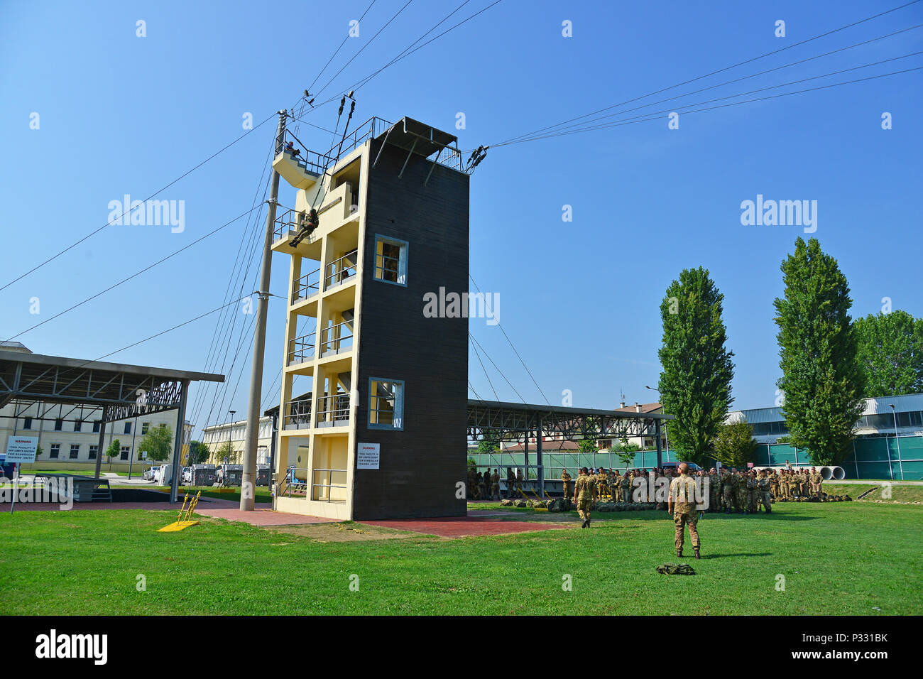 Un esercito italiano cadetti assegnato all'Accademia Militare di Modena in Italia ,uscire il settimo Esercito di formazione torre di comando durante il basic airborne formazione presso Caserma Ederle, Vicenza, Italia, il 29 agosto 2016. Il settimo Esercito di formazione torre di comando è 34-piedi alto e il solo esercito torre di salto in Europa. L'Accademia Militare di Modena è un università militare di Modena, Italia settentrionale, è stata la prima istituzione militare per essere creato nel mondo e la formazione iniziale e la selezione dei futuri ufficiali militari dell'Esercito Italiano o dei Carabinieri. L'Esercito Italiano Cadetti si stanno preparando per la loro firs Foto Stock