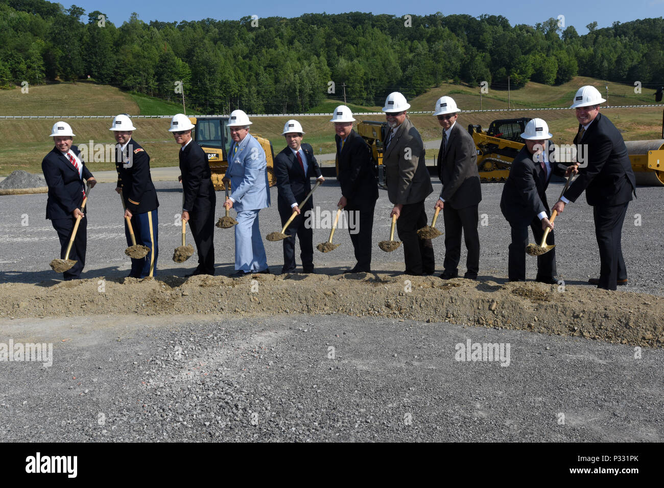 Illustri funzionari prendere parte alla rivoluzionaria della nuova costruzione edificio di supporto a Y-12 la sicurezza nazionale complesso in Oak Ridge, Tennessee, Agosto 25, 2016. Gli Stati Uniti Esercito di ingegneri del distretto di Nashville è la gestione della costruzione dell'edificio, che è parte dell'Uranio più grande risorsa di elaborazione di progetto. (USACE foto di Leon Roberts) Foto Stock