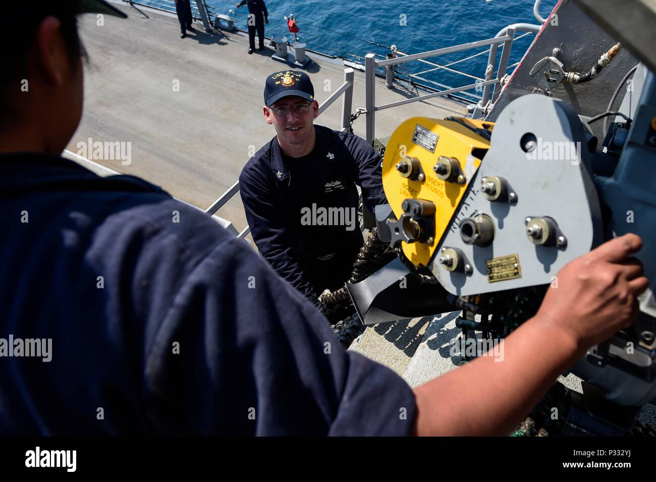 160829-N-FP878-228 SOUDA BAY, Grecia (Agosto 29, 2016) Fire Controlman 2a classe Amy Ramos da West Palm Beach, Florida, (sinistra) e Fire Controlman 1a classe Adam limoni di Oshkosh, Wisconsin, (destra) scaricare le munizioni durante le operazioni di manutenzione su un vicino-in sistema di armi a bordo della USS Ross (DDG 71) Il 29 agosto 2016. Ross, un Arleigh Burke-class guidato-missile distruttore, distribuita a Rota, Spagna, sta conducendo operazioni navali negli Stati Uniti Sesta Flotta Area di operazioni a sostegno degli Stati Uniti per gli interessi di sicurezza nazionali in Europa e in Africa. (U.S. Foto di Marina di Massa lo specialista di comunicazione 1a classe Theron J Foto Stock