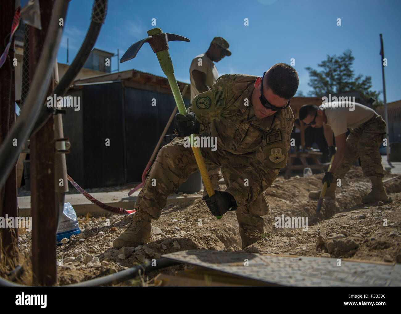 Avieri dal 455th Expeditionary ingegnere civile Squadron servizio esegui il filo attraverso il suolo, Bagram Airfield, Afghanistan, 31 Agosto, 2016. Elettricisti abbinato al ECES strutture dei team di rinnovare e di fornire energia elettrica a un nuovo Airman del Ministero del centro e Airman la soffitta. (U.S. Air Force foto di Senior Airman Justyn M. Freeman) Foto Stock