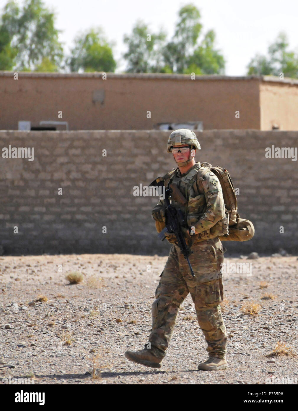 Spc. Cody Tompkins, il plotone medic, si muove con il percorso smontati pattuglia di gioco nei pressi di un agriturismo in provincia di Kandahar, Afghanistan. Svolgere visite alle aree locali di interesse rafforza la sicurezza le plusvalenze realizzate da nazionale afghano di difesa delle forze di sicurezza e fornisce protezione mobile per la Kandahar Air Field. Foto Stock