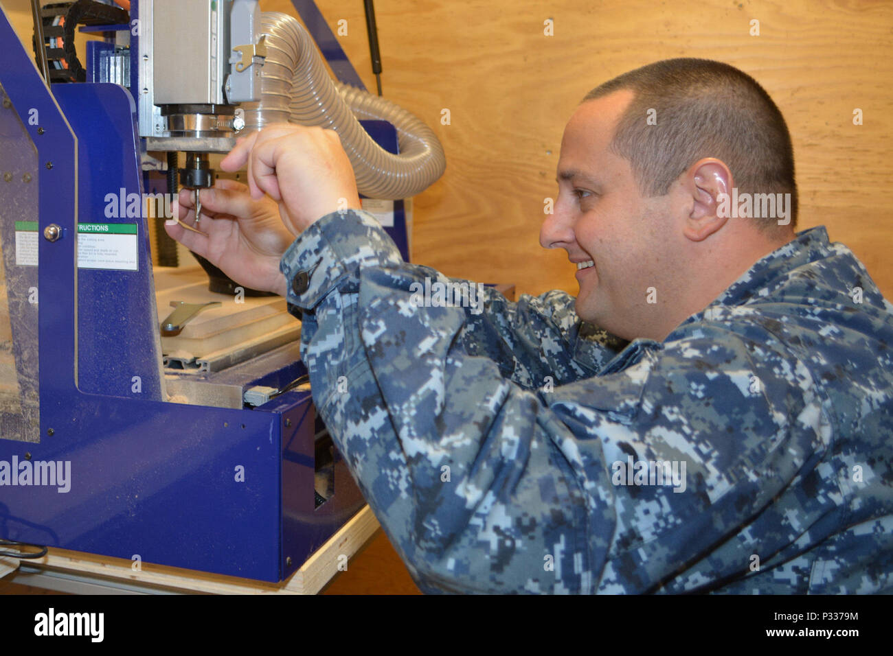 All'interno del SERMC Fabrication Laboratory, il personale addetto alla riparazione dei macchinari utilizza un router CNC per creare componenti di spedizione e parti di ricambio. La sostituzione delle punte di fresa e l'uso di utensili da taglio controllati dal computer consentono una produzione di precisione per sistemi ausiliari e motori. Il Fab Lab facilita la prototipazione rapida, la fabbricazione sperimentale e lo sviluppo di competenze tra i marinai. Queste avanzate capacità di produzione supportano la manutenzione della flotta, le operazioni di riparazione e gli obiettivi di preparazione della Marina degli Stati Uniti. Foto Stock