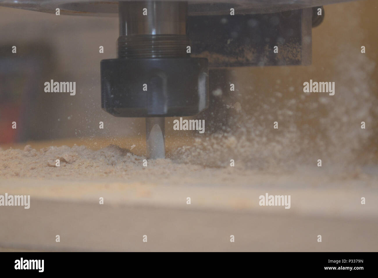 Il router CNC del laboratorio di fabbricazione SERMC taglia con precisione il legno e altri materiali per creare prototipi e spedire componenti. I marinai utilizzano la tecnologia di produzione controllata dal computer per convertire progetti innovativi in parti tangibili, supportando la prototipazione rapida e la fabbricazione sperimentale. Questa funzionalità migliora le competenze tecniche, la risoluzione dei problemi e la preparazione della flotta consentendo al personale addetto alla manutenzione di produrre parti per motori, sistemi ausiliari e altre applicazioni essenziali di bordo all'interno della Marina degli Stati Uniti. Foto Stock
