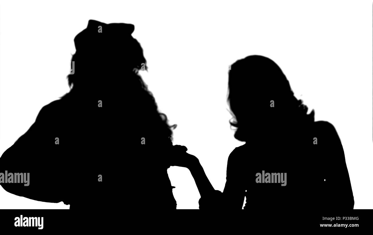 Silhouette felice Babbo Natale con la sua donna lettura helper Lettera di Natale o la lista dei desideri Foto Stock