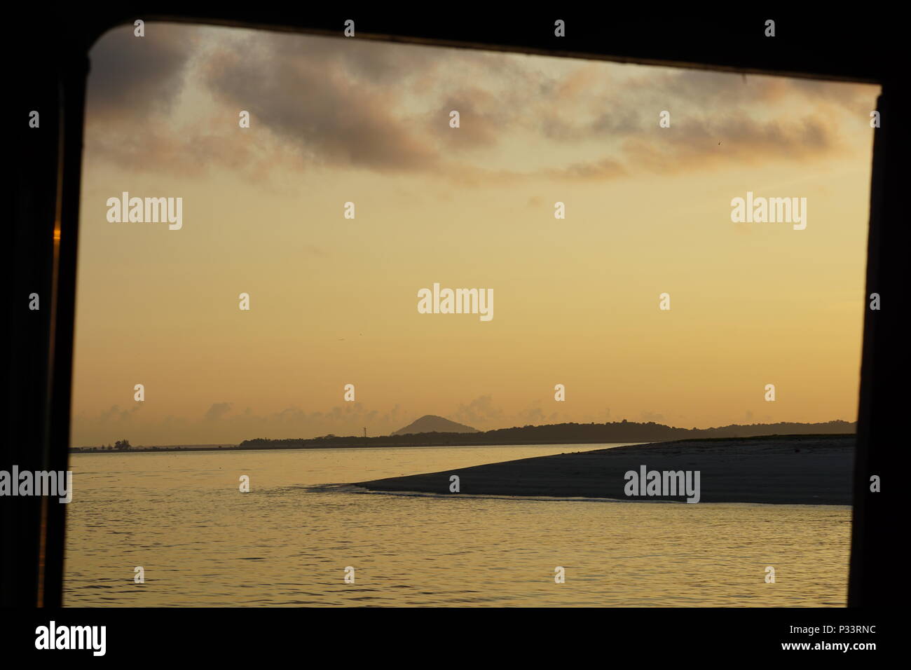 Frame acquisiti con il mare e l'isola di distanza Foto Stock