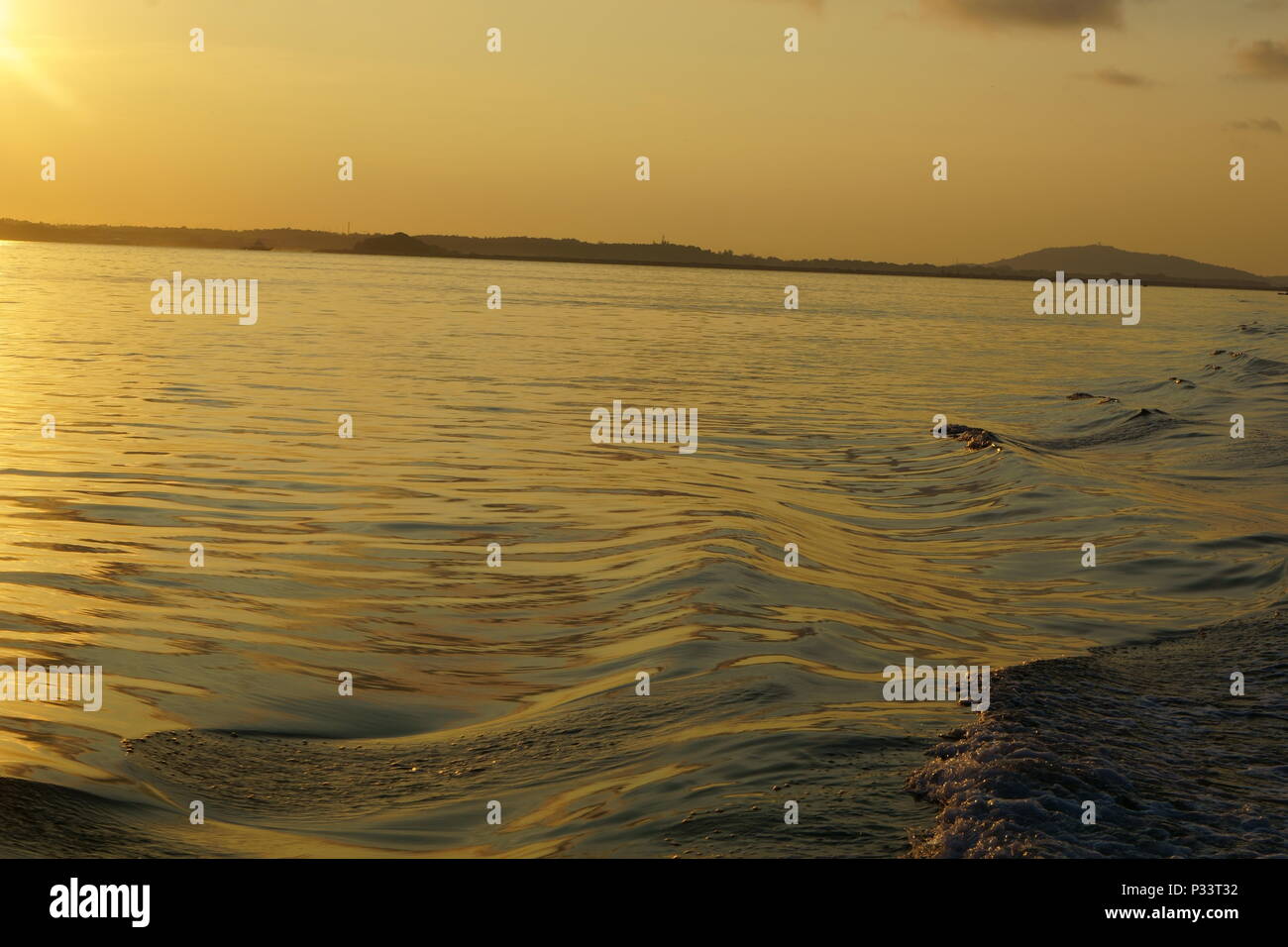 Onde di mare di mattina presto Foto Stock