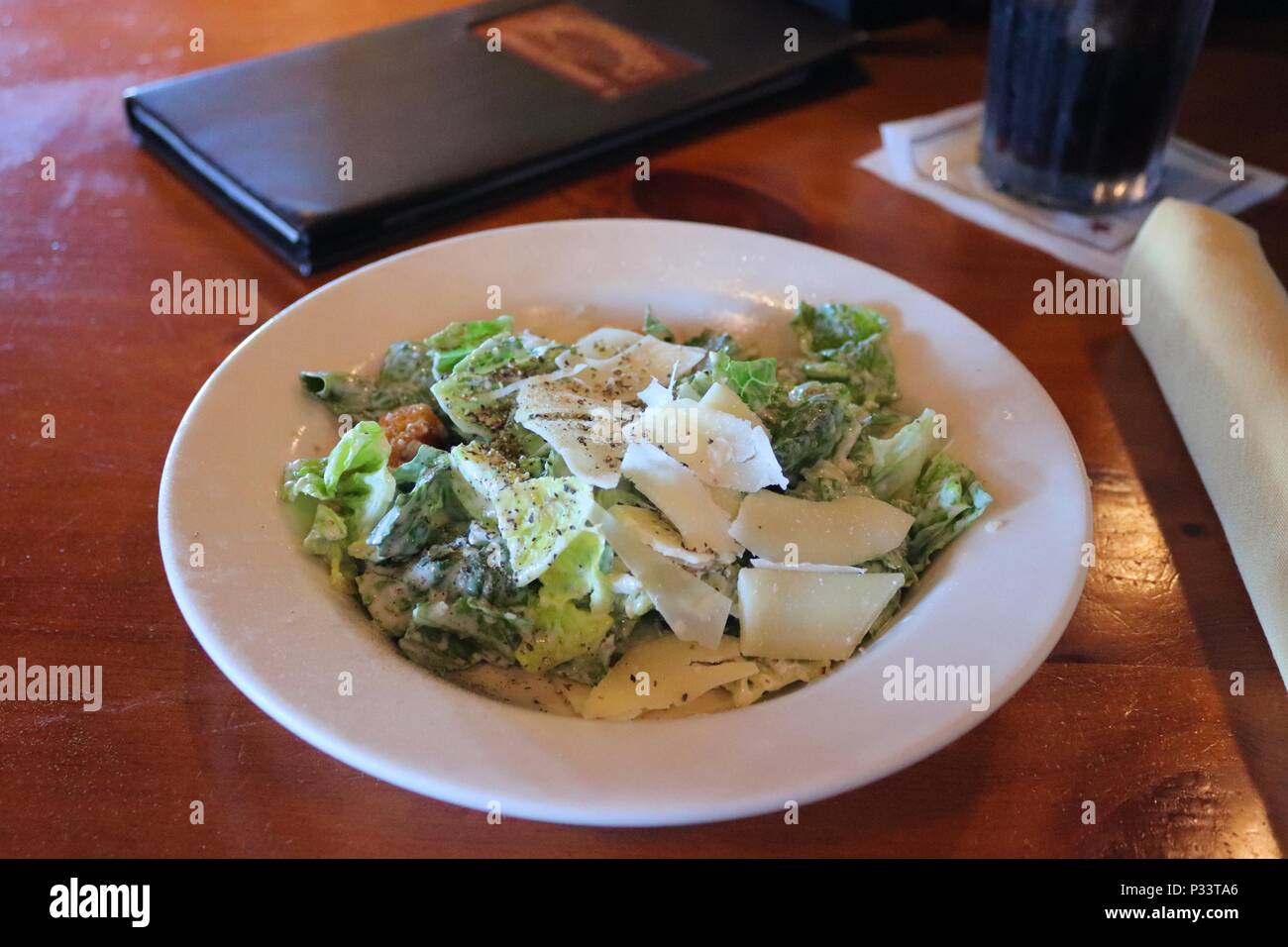 La caesar salad, servita con coke a freddo di soft drink e menù in un ristorante texano, Stati Uniti d'America. Foto Stock