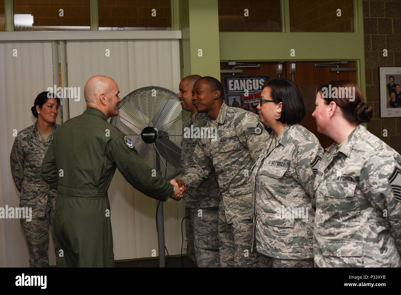 Gen. Carlton D. Everhart II, comandante di mobilità in aria il comando, saluta gli avieri dal 105Airlift Wing a Stewart Air National Guard Base durante una visita il 13 agosto 2016. Everhart ha visitato le diverse strutture alla base e parlava con gli avieri di tutti i ranghi. (U.S. Air National Guard foto di Tech. Sgt. Lee Guagenti) Foto Stock