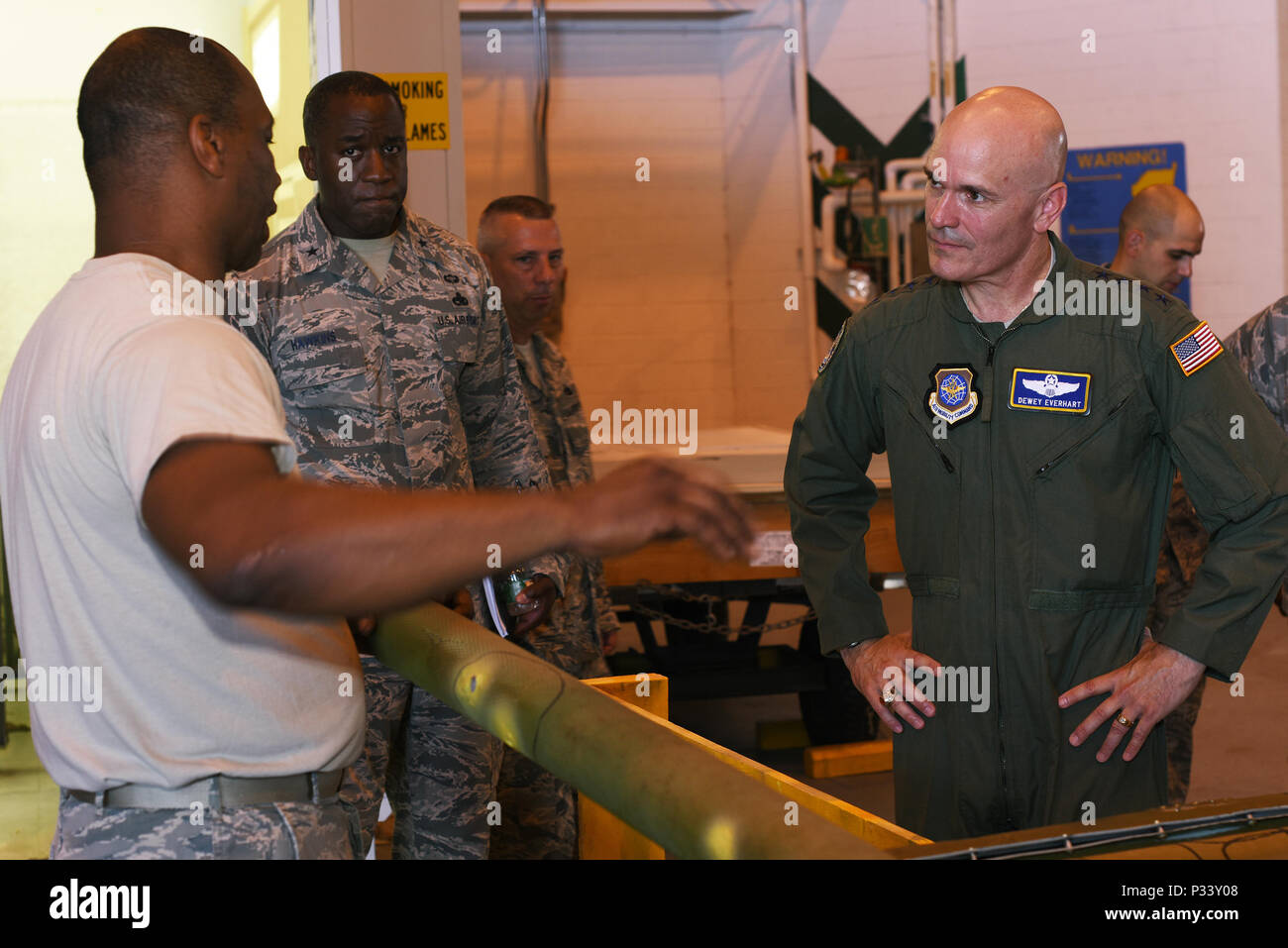 Gen. Carlton D. Everhart II, comandante di mobilità in aria il comando, parla con gli avieri dal 105Airlift Wing a Stewart Air National Guard Base durante una visita il 13 agosto 2016. Everhart ha visitato le diverse strutture alla base e parlava con gli avieri di tutti i ranghi. (U.S. Air National Guard foto di Tech. Sgt. Lee Guagenti) Foto Stock