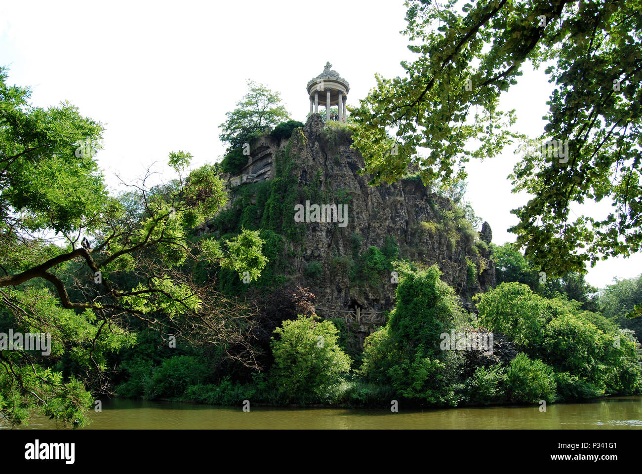 Il tempio della Sibilla siede alto sopra Buttes-Chaumont Park a Parigi, in Francia, in Europa Foto Stock