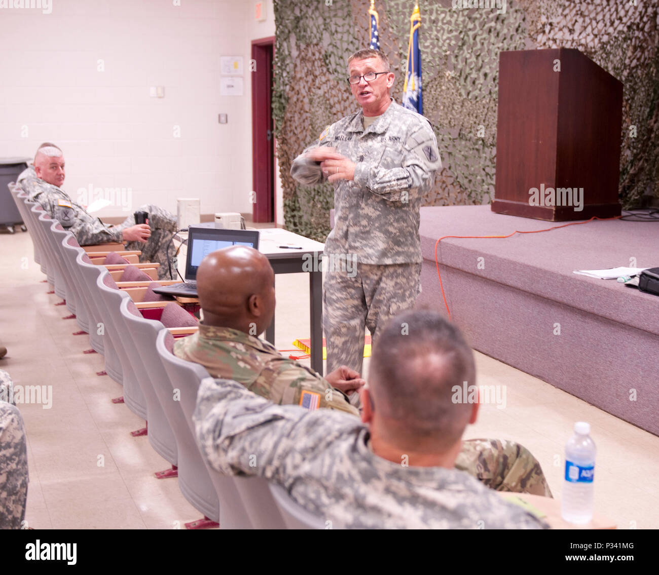 Stati Uniti Comando Esercito Sgt. Il Mag. Daniel McLellan indirizzi classifica senior noncommissioned officers durante la manovra di 218th brigata di miglioramento del comando del Sergente Maggiore chiamata in attesa a McCrady Training Center, Eastover, Carolina del Sud, 27 agosto 2016. McLellan ha discusso la sicurezza e i modi 218th MEB Sottufficiale superiore stanno prendendo cura di soldati. (U.S. Esercito nazionale Guard foto di Sgt. 1. Classe Kimberly D. Calkins/rilasciato) Foto Stock