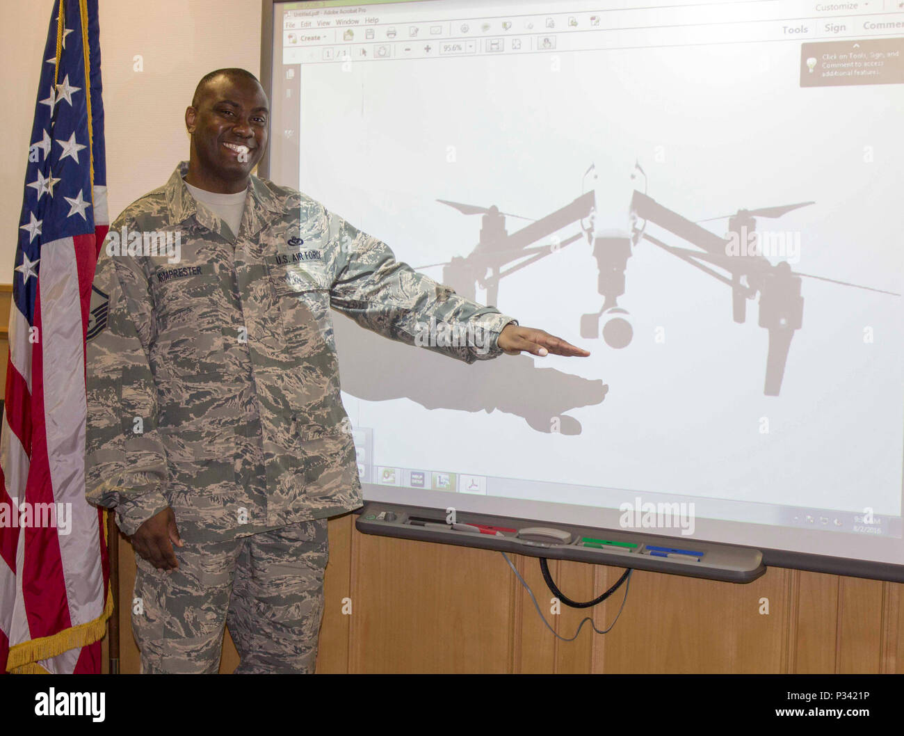 Master Sgt. Sherman Armprester, 786th ingegnere civile Squadron NCO in carica di requisiti e di ottimizzazione delle attività civili e programma di gestione a Ramstein Air Base, Repubblica federale di Germania condivide una foto della struttura valutazione veicolo progettato per la condizione di impianto valutazioni che il suo team ha sviluppato. Il nuovo concetto potrebbe ridurre il rischio per i valutatori che sarebbe altrimenti fare valutazioni del tetto. (U.S. Air Force photo Susan Lawson) Foto Stock