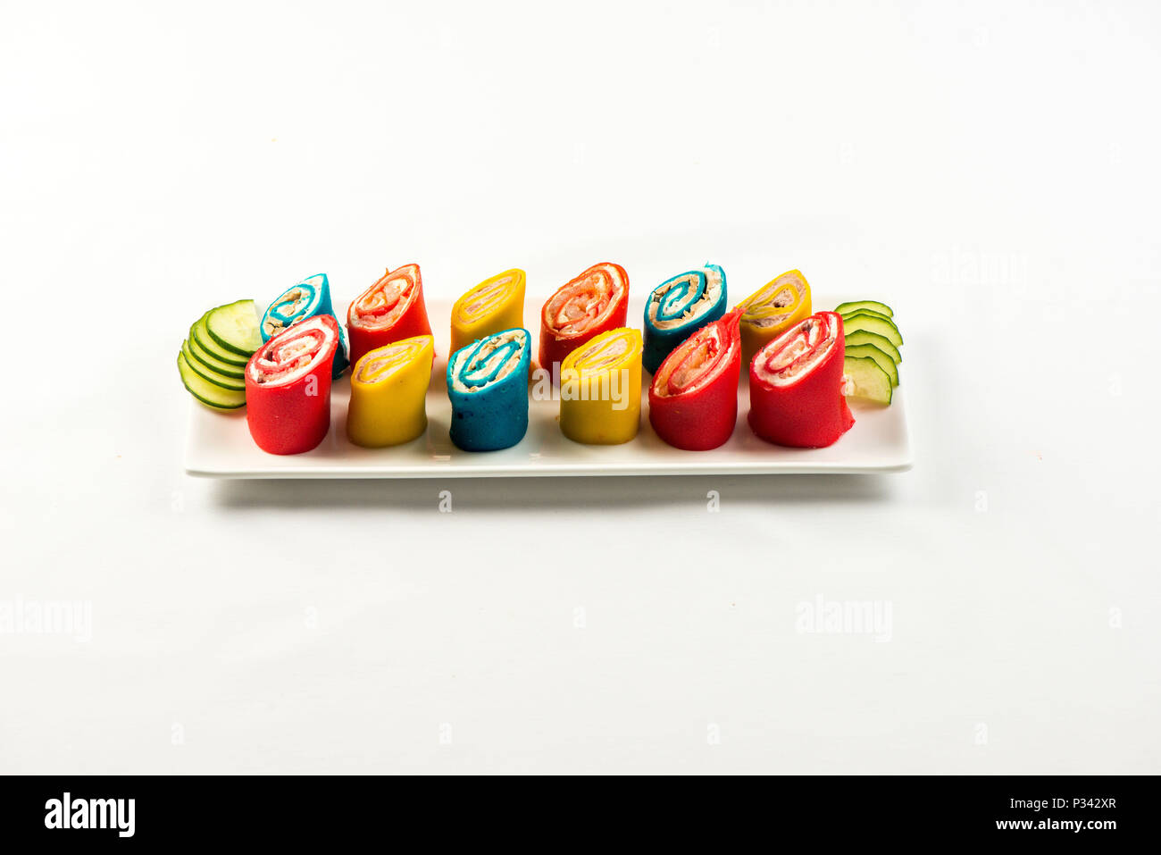 Multi-colore di multi-colore rotolo multi power insalata di sorgente su una piastra bianca su sfondo bianco Foto Stock