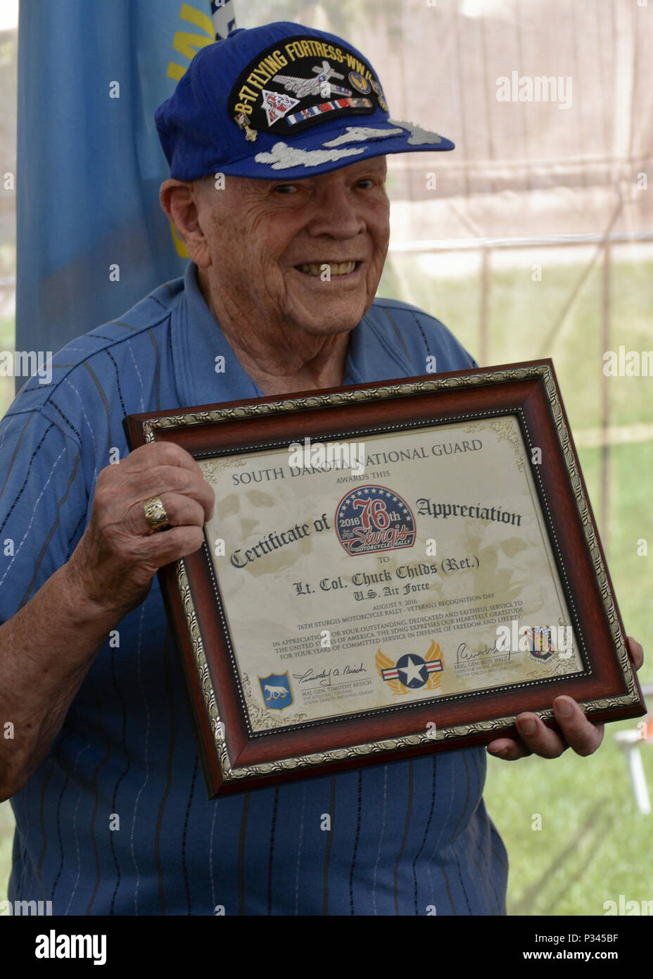 Chuck Childs, un pensionato di Air Force tenente colonnello, era uno dei due onorati durante un veterani cerimonia di riconoscimento a Sturgis, S.D., e il Agosto 9, 2016. Childs è una seconda guerra mondiale e la guerra di Corea veterano che ha guadagnato due illustri battenti attraversa battenti un B-17 Flying Fortress contro il Terzo Reich. (U.S. Air Force foto di Senior Airman Anania Tekurio/rilasciato) Foto Stock