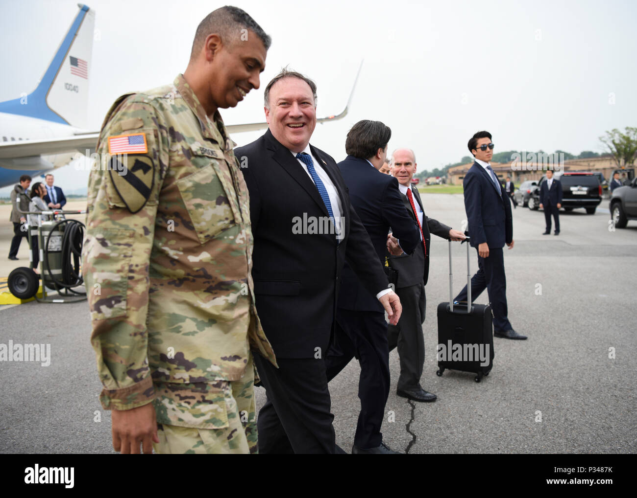 Stati Uniti Il segretario di Stato Mike Pompeo, centro arriva a Osan Air Base, Repubblica di Corea, 13 giugno 2018. Durante la sua visita, ci sarà un incontro con il senior sud coreano e giapponese funzionari per discutere gli Stati Uniti-Corea del Sud alliance, USA-Giappone alliance, priorità condivise e le fasi successive nel corso, diplomaticamente-ha guidato gli sforzi con la Repubblica popolare democratica di Corea. (U.S. Air Force foto di Airman 1. Classe Ilyana A. Escalona) Foto Stock