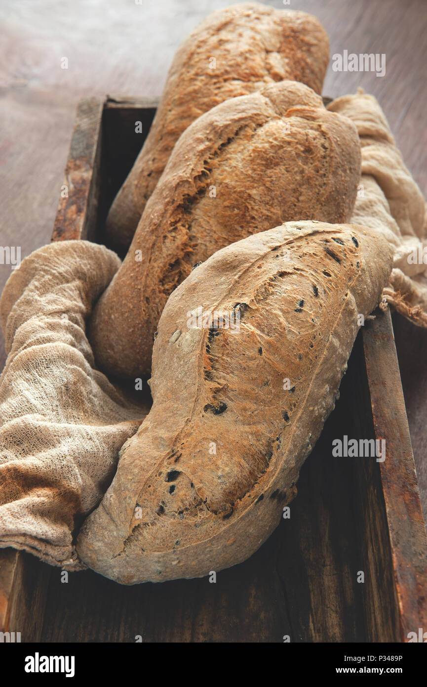 Il pane fatto in casa con olive senza lievito. Mini-panetteria. Telaio orizzontale. Foto Stock