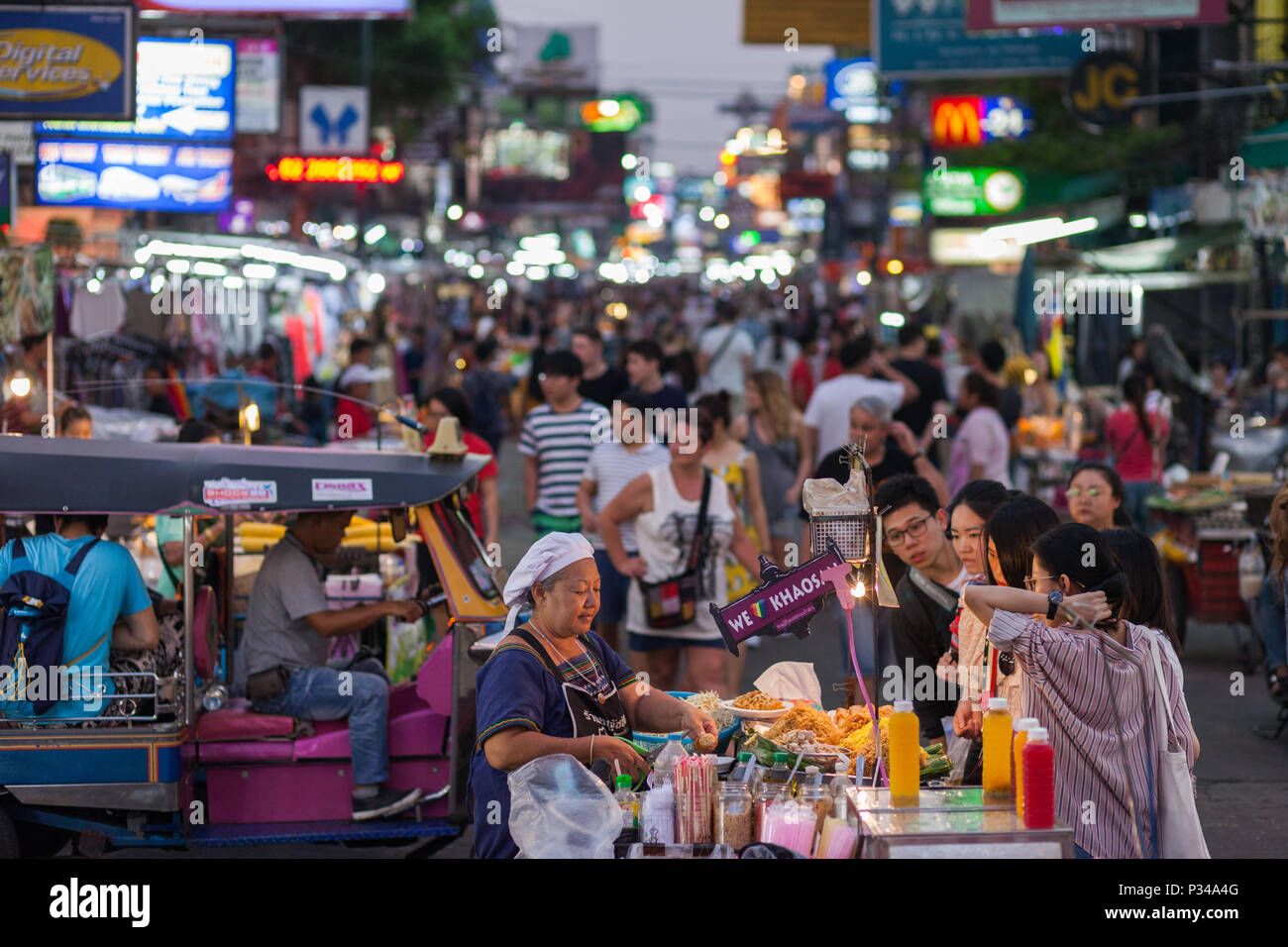 BANGKOK, 11 marzo: turisti contrattare con un Pad Thai fornitore su Bangkok il Khao San Road il 11 marzo. Foto Stock