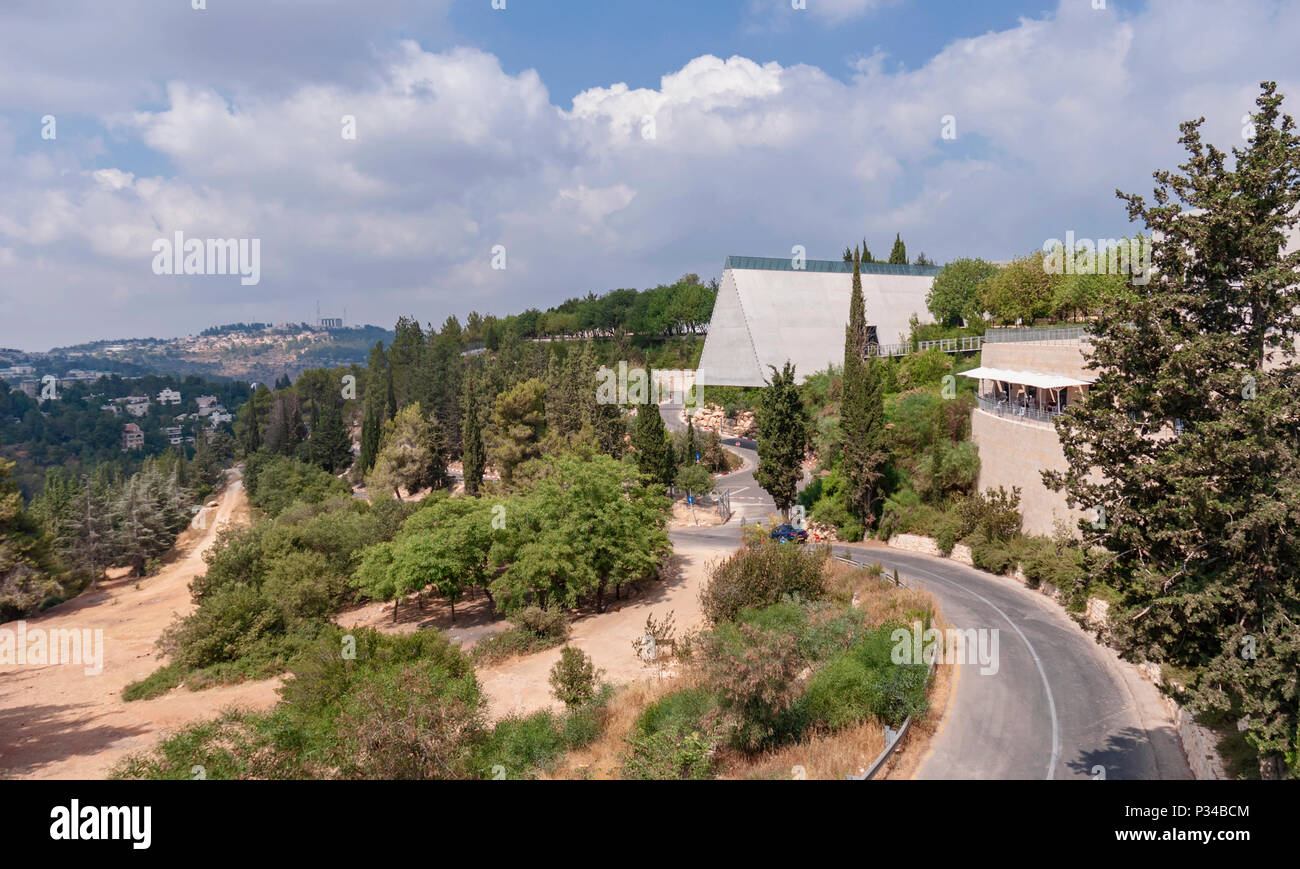 Vista del museo commemorativo di Holocaust a Gerusalemme dal cancello di ingresso Foto Stock