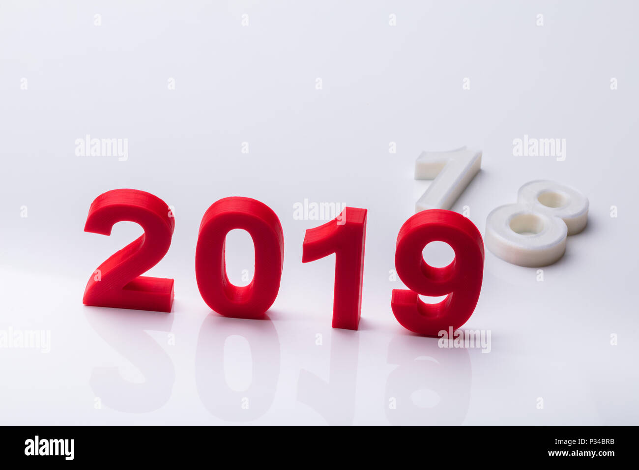 Anno 2019 sostituito con il vecchio anno 2018 su sfondo riflettente Foto Stock