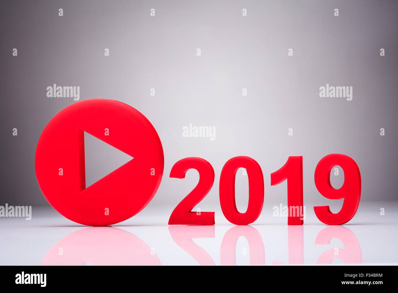 Icona Riproduci oltre 2019 su sfondo riflettente Foto Stock