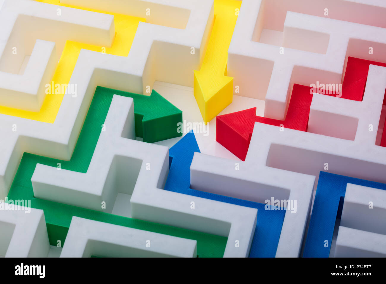 Vista in elevazione del Multi frecce colorate al centro del bianco labirinto Foto Stock