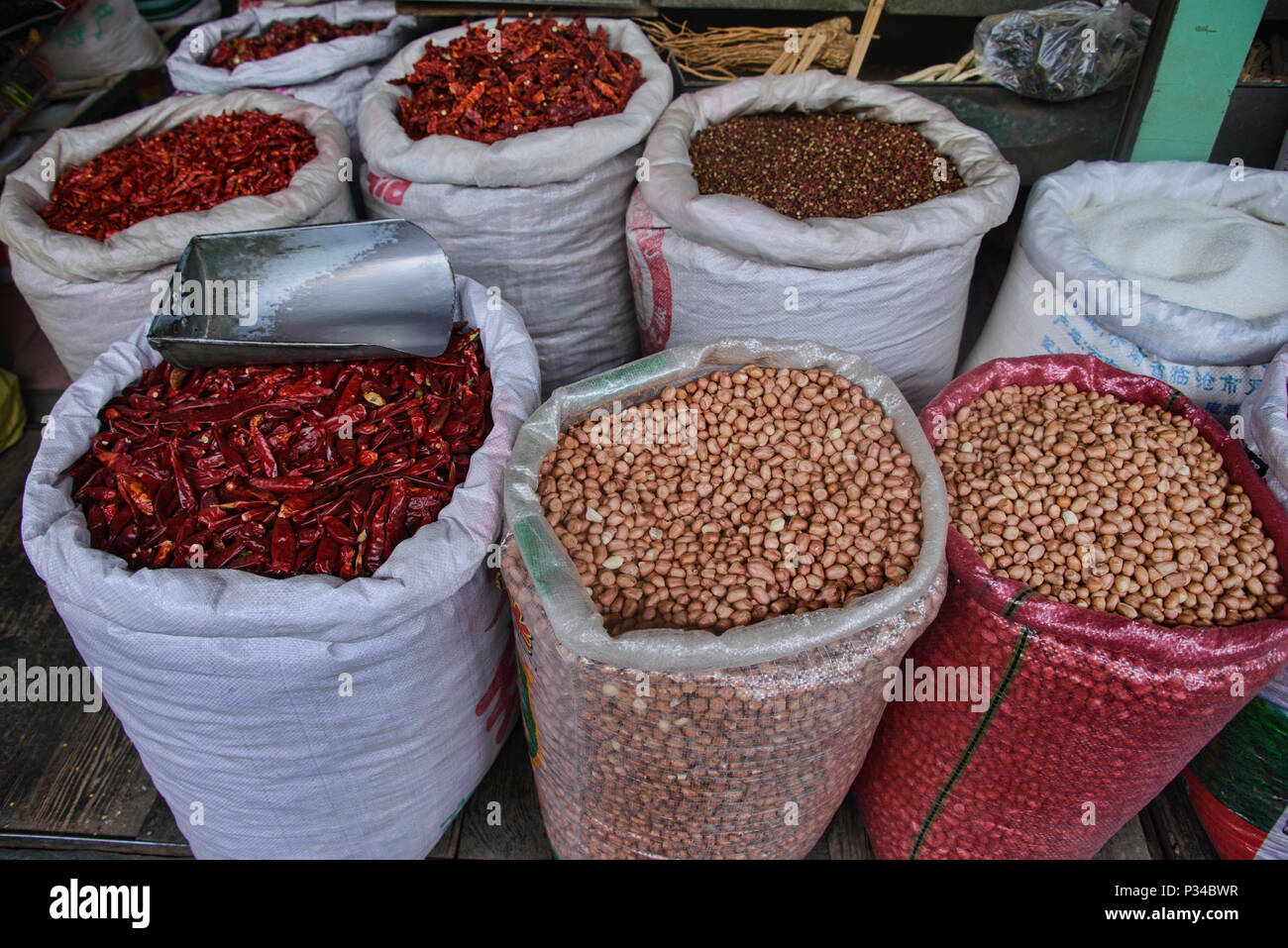 Uva passa, noci e frutta secca per la vendita al mercato di Dunhuang, Gansu, Cina Foto Stock