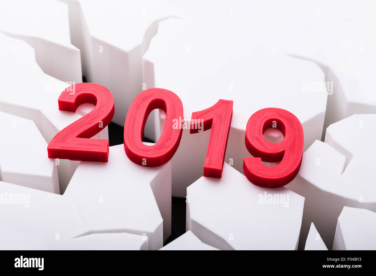 Close-up di coloratissimi 2019 danneggiati sulla superficie bianca Foto Stock