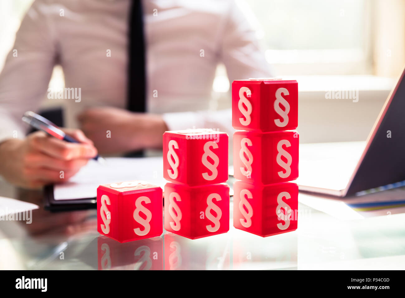 Aumentando il grafico realizzato in rosso i blocchi cubici con simboli di paragrafo Foto Stock