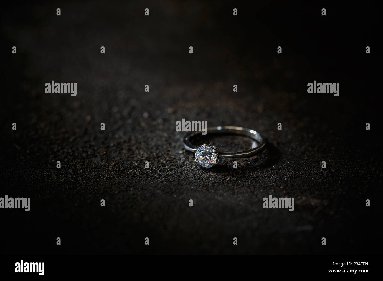 L'anello decorato con cristalli, lo spazio per il tuo testo Foto Stock