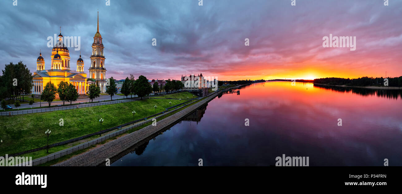 Panorama di Rybinsk sul tramonto con il fiume Volga e Salvatore Trasfigurazione cattedrale, Krasnojarsk, Russia Foto Stock