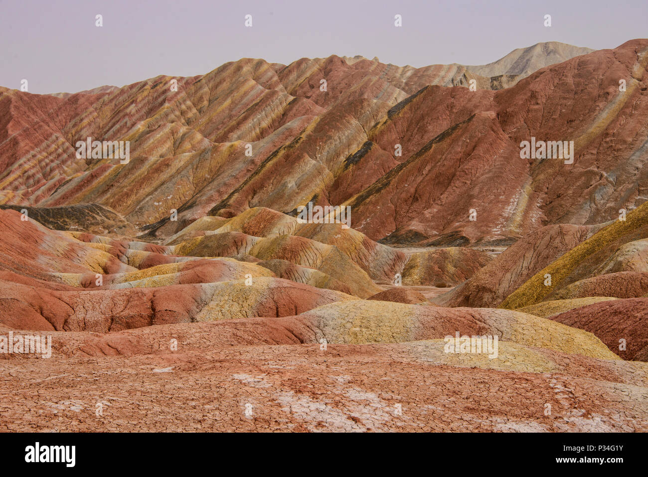 Vivid colorato in arenaria Danxia Zhangye rilievi parco geologico, Gansu, Cina Foto Stock